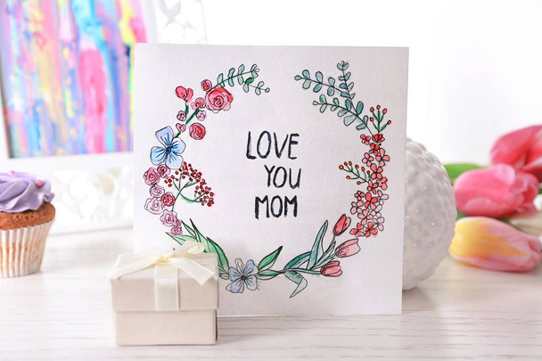 Piękna kompozycja z darem i ręcznie karty na dzień matki na biały drewniany stół - Zdjęcie, obraz