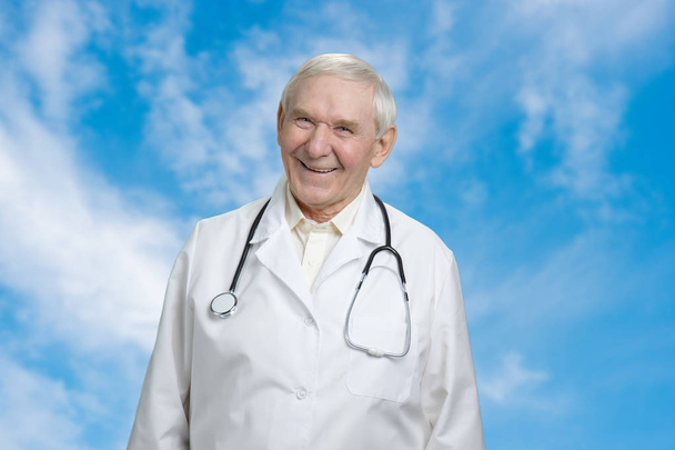 Heureux homme souriant médecin senior
. - Photo, image