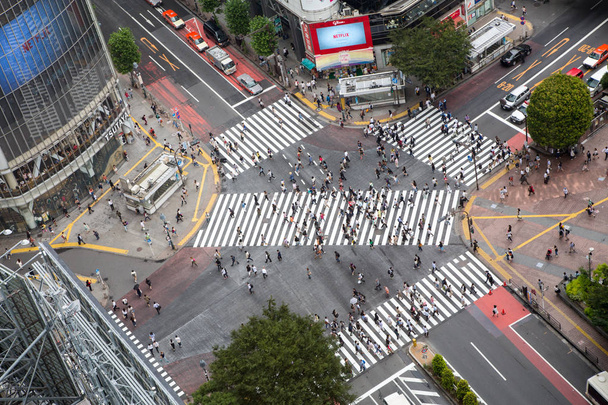 Tokyo, Japon - 26 juin 2016 : Ariel vue du Shibuya Crossing, connu sous le nom de The Scrambles, où plus de 1000 personnes traversent la rue chaque fois que les lumières changent
. - Photo, image