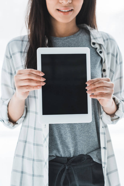 Visão de close-up do tablet digital com tela em branco em mãos femininas
 - Foto, Imagem