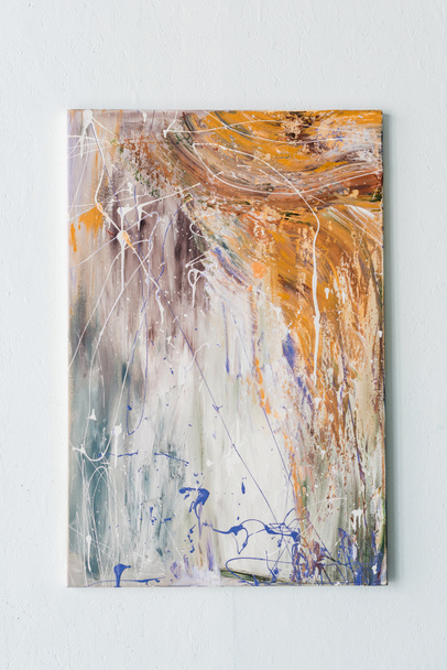Peinture abstraite en couleurs vives suspendues sur un mur
 - Photo, image