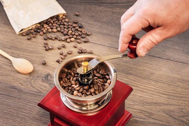 Moliendo café en un molinillo de café hecho a mano _
 - Foto, imagen