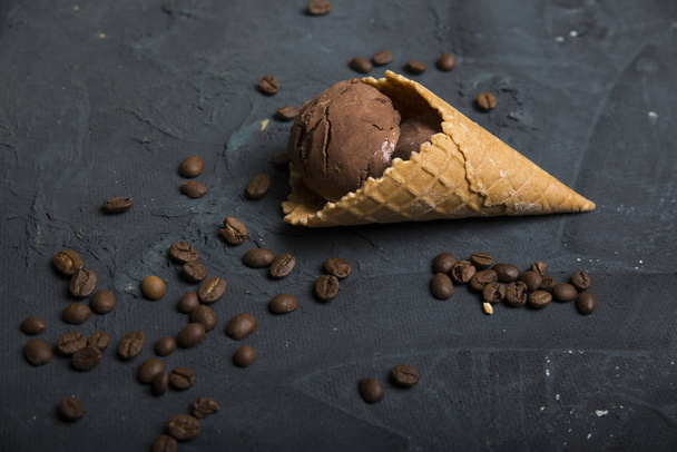 Variedad de cucharadas de helado en conos con chocolate, vainilla y fresa
 - Foto, imagen