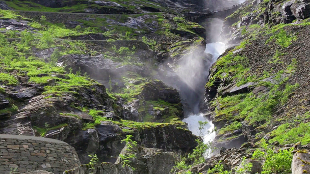 piękny wodospad Latefossen, Norwegia - Materiał filmowy, wideo