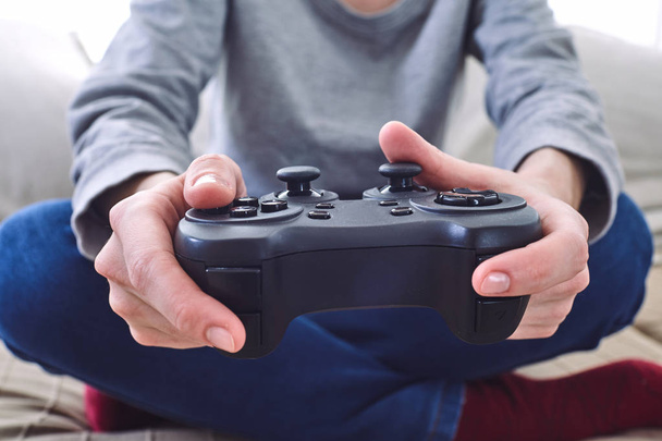 homem segurando controladores joystick enquanto joga jogos de vídeo em casa
 - Foto, Imagem