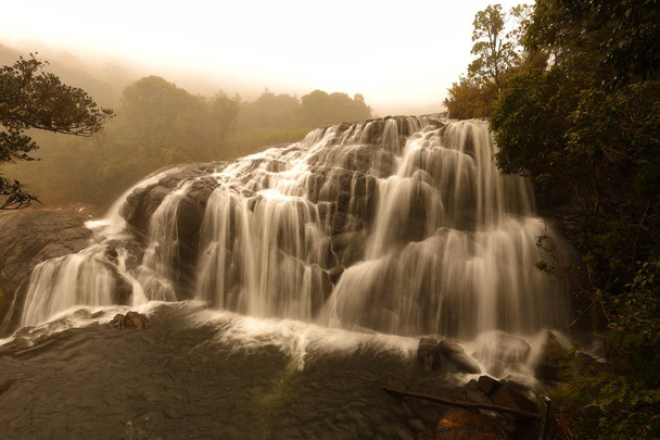 Baker 's Falls en el Parque Nacional Horten Plains, Sri Lanka
 - Foto, Imagen