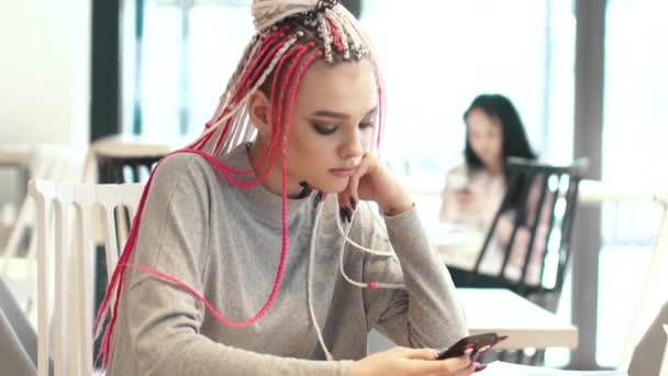 portrét dívky s dredy v kavárně. v pubertě s neobvyklým vzhledem. subkultury mládeže moderní - Záběry, video