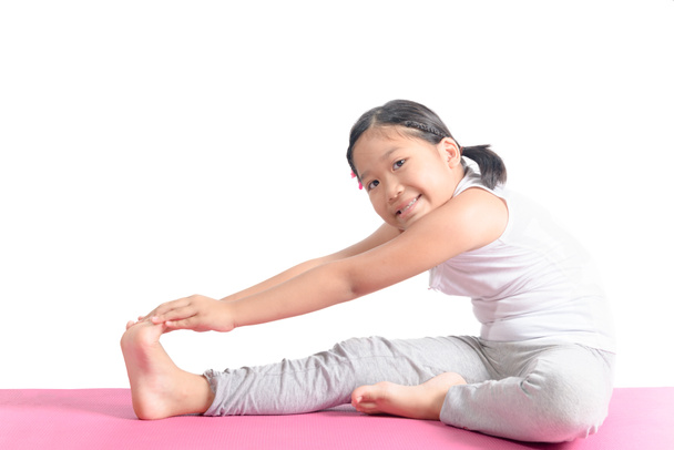 Asijské dítě cvičení na jóga mat, samostatný  - Fotografie, Obrázek