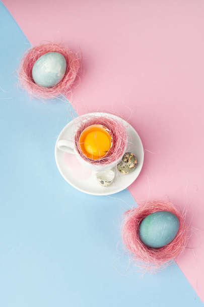 Egg yolk of broken egg in the shell in a white coffee cup on a s - Foto, imagen