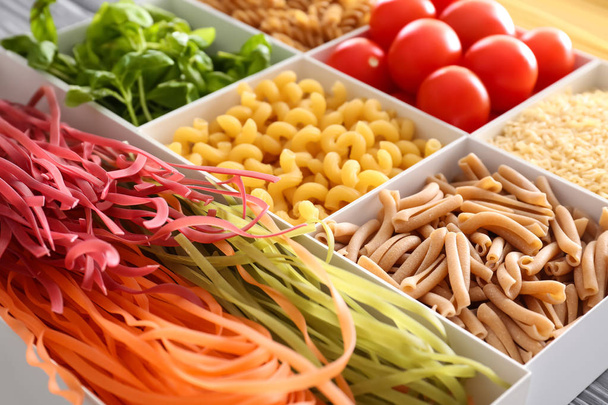 Коробки с различными сырыми макаронами и продуктами, крупным планом
 - Фото, изображение