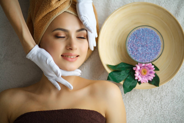 Spa. Mujer joven en la mesa de masaje en el salón de spa de belleza
 - Foto, Imagen