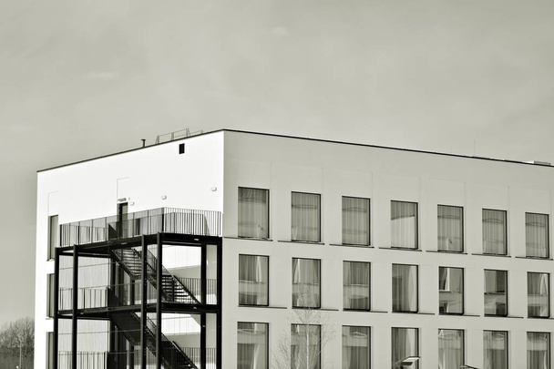 Moderne immeuble de bureaux de la ville extérieur. Noir et blanc
. - Photo, image