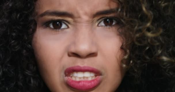 Expresiones faciales de la joven mujer negra en la pared de ladrillo
 - Metraje, vídeo