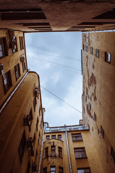 Narrow buildings well in Saint-Petersburg. Below view. - Foto, afbeelding