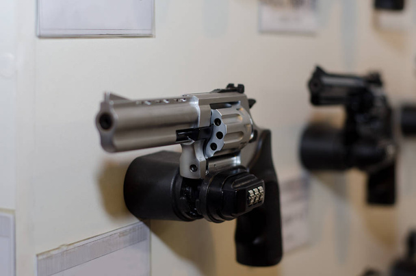 Suporte de parede de arma com revólver
 - Foto, Imagem