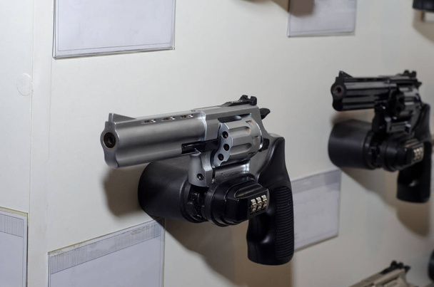 Gun rack da parete con revolver
 - Foto, immagini