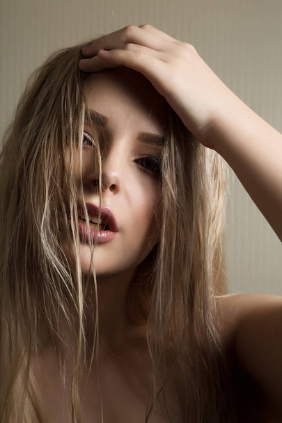 Beauty portrait of glamor young model with long wet hair and nak - 写真・画像