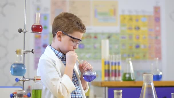 Young scientist makes experiment with liquid in laboratory - Imágenes, Vídeo