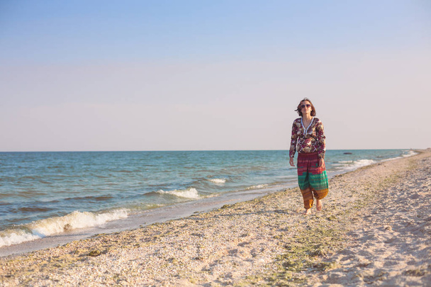 A girl is walking along the beach. - Foto, Imagen