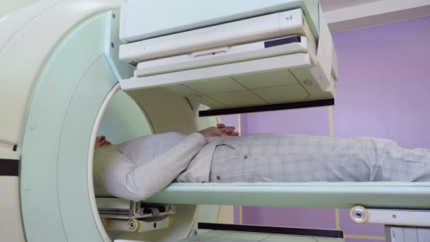 MRI diagnózisa felnőtt ember a kórházban - Felvétel, videó