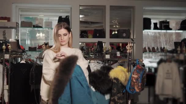Szép lány pózol egy téli kabát - Felvétel, videó