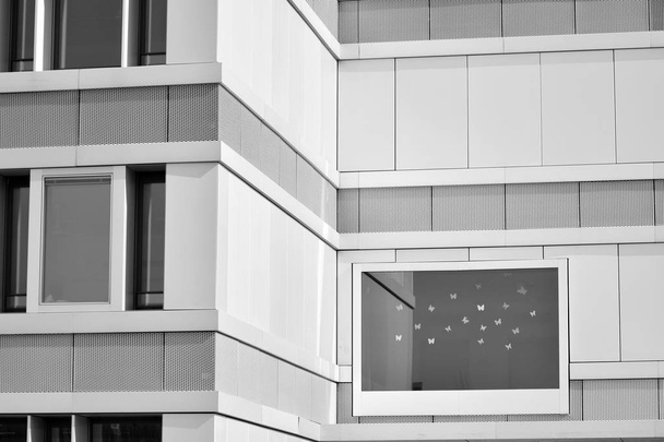Современный внешний вид здания городской администрации. Черное и белое
. - Фото, изображение