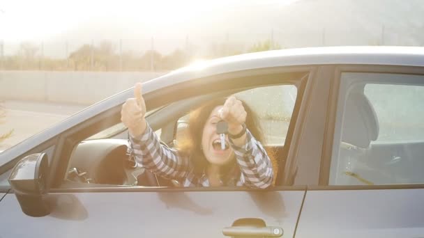 Νεαρή γυναίκα κρατά το κλειδί για ένα νέο αυτοκίνητο - Πλάνα, βίντεο