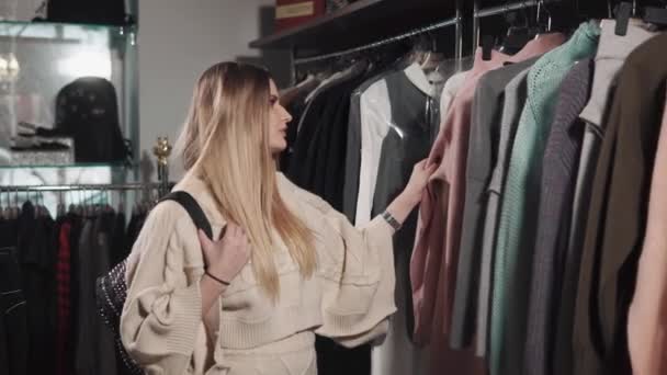 Pozitivní žena výběr oblečení - Záběry, video