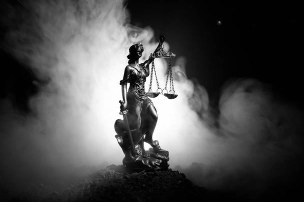 die Statue der Gerechtigkeit - Dame der Gerechtigkeit oder iustitia / justitia die römische Göttin der Gerechtigkeit auf dunklem Feuergrund - Foto, Bild