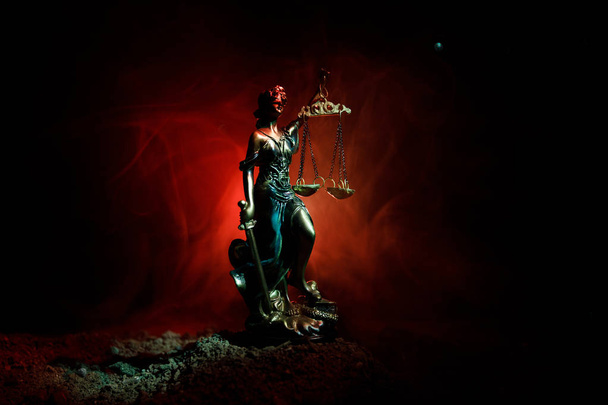 Το άγαλμα της δικαιοσύνης - Γιουστίτια ή Iustitia / Justitia τη ρωμαϊκή θεά της δικαιοσύνης σε μια σκοτεινή φωτιά φόντο - Φωτογραφία, εικόνα