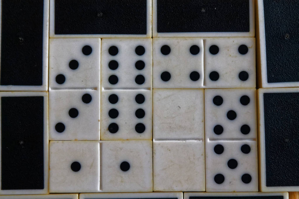 Piezas de dominó sobre el fondo de mesa de madera marrón bambú
 - Foto, Imagen