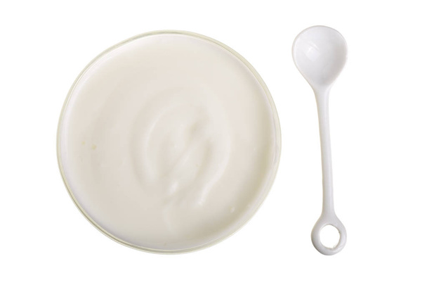 Μπολ με γιαούρτι που απομονώνονται σε λευκό φόντο το top view - Φωτογραφία, εικόνα