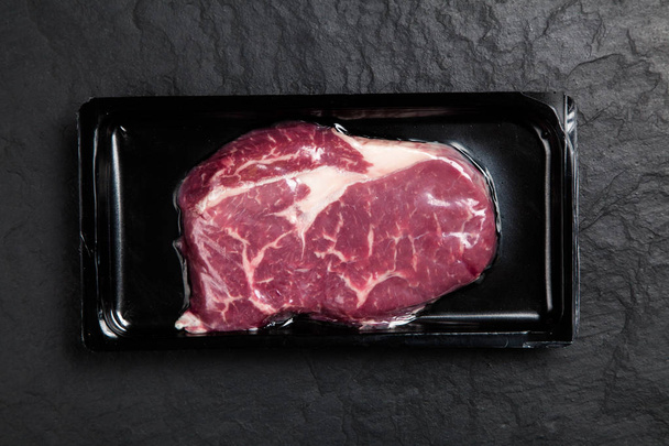 rohes Steak in luftdichter Verpackung - Foto, Bild