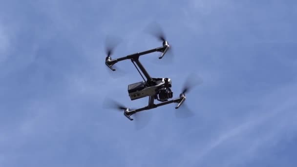 latający dron z błękitnym niebem - Materiał filmowy, wideo