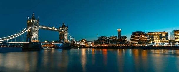 Δες στο Λονδίνο Cityscape Πανόραμα στο ηλιοβασίλεμα, μοντέρνο στυλ - Φωτογραφία, εικόνα