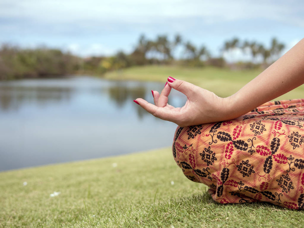 Dívka je praktikování jógy na trávníku v parku - Fotografie, Obrázek