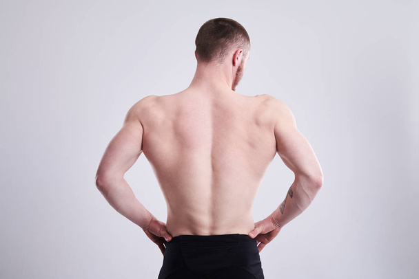 ισχυρό άνδρα δείχνει μυϊκή την πλάτη - Φωτογραφία, εικόνα