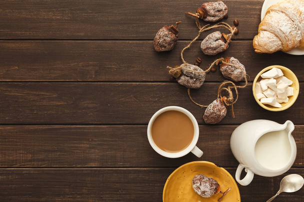 Kahve fincanı ve tatlılar vintage ahşap tablo, üstten görünüm - Fotoğraf, Görsel