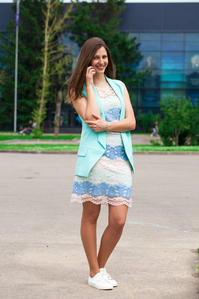 Beautiful brunette woman in summer dress on the street - Foto, imagen