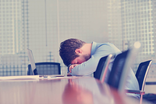 zakenman met problemen en stress op kantoor - Foto, afbeelding