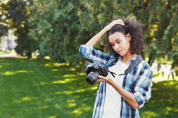 Молода жінка фотографує на відкритому повітрі
 - Фото, зображення