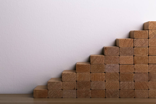 Treppe aus Holzklötzen - Foto, Bild