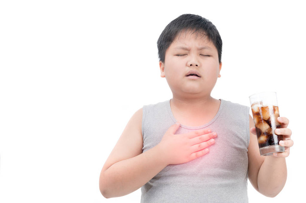 Παχύσαρκα λίπος αγόρι που πάσχουν στο στήθος μετά από ποτά τύπου κόλα - Φωτογραφία, εικόνα