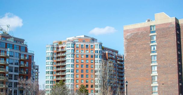 Construcción y modernos edificios de condominios con enormes ventanas y balcones en Montreal, Canadá
 - Foto, imagen