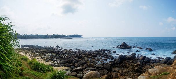 Vista sobre el lugar de surf en Mirissa Sri Lanka
. - Foto, imagen