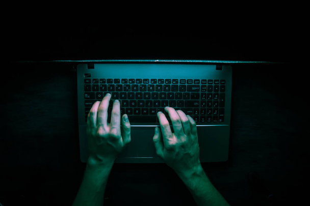 Venäläinen hakkeri hakkerointi palvelimelle pimeässä verkossa, Deep Web vihreä Tinting Top view
 - Valokuva, kuva