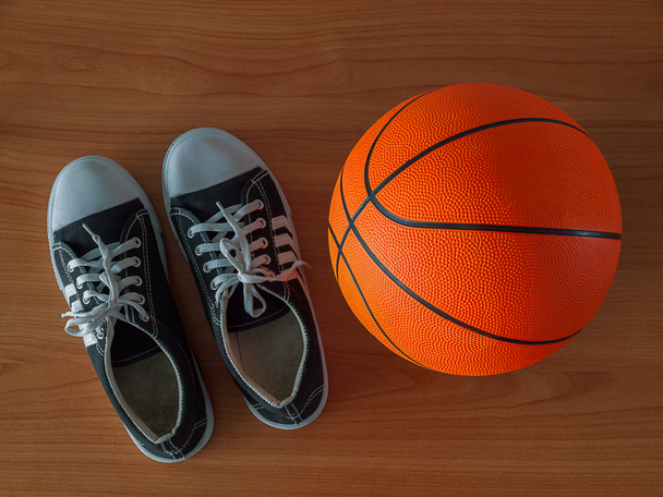 zapatos deportivos y pelota de baloncesto
. - Foto, Imagen