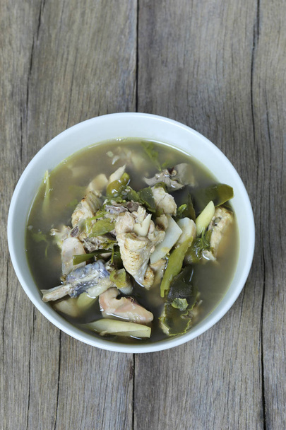 Keitetty kana perinteisissä thaimaalaisissa elintarvikkeissa kulhossa puisella
 - Valokuva, kuva