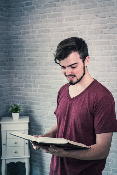 Close-up op een man met een Bijbel, geloof concept - Foto, afbeelding