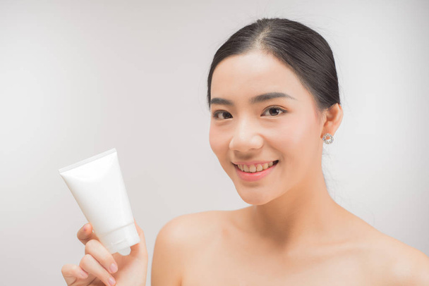 belle jeune asiatique femme visage portrait isolé sur blanc fond
 - Photo, image